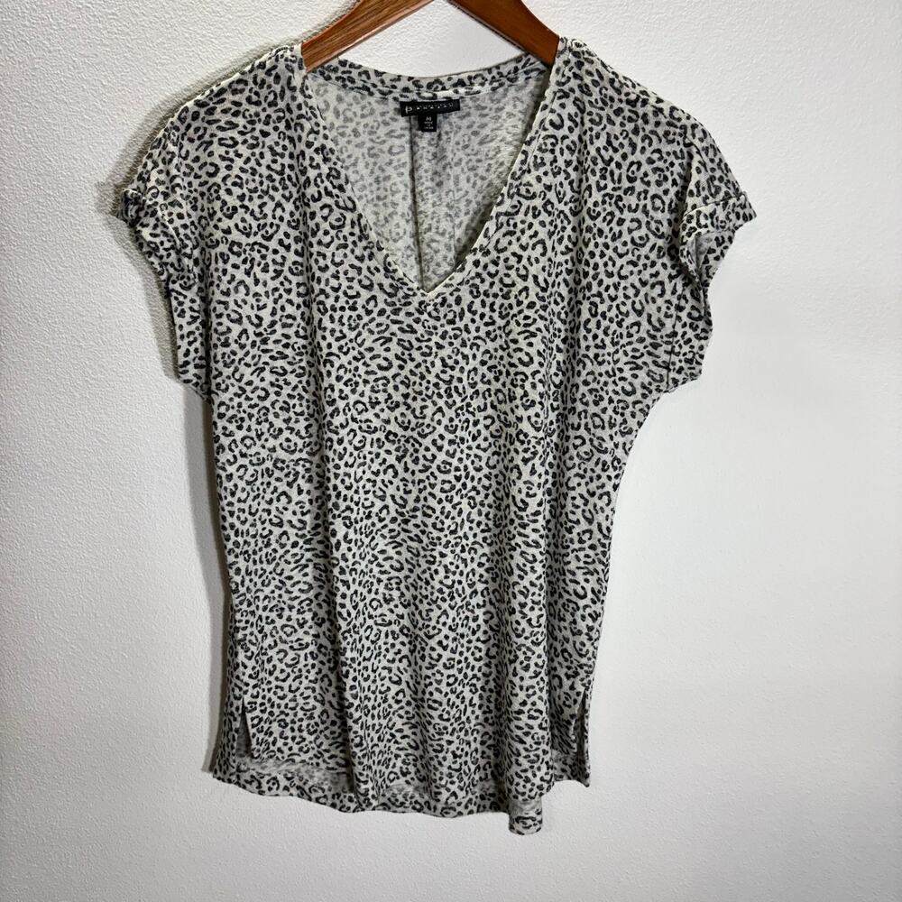 Bobeau Leopard Print V-Neck Top Medium Soft Knit Short Sleeve Animal